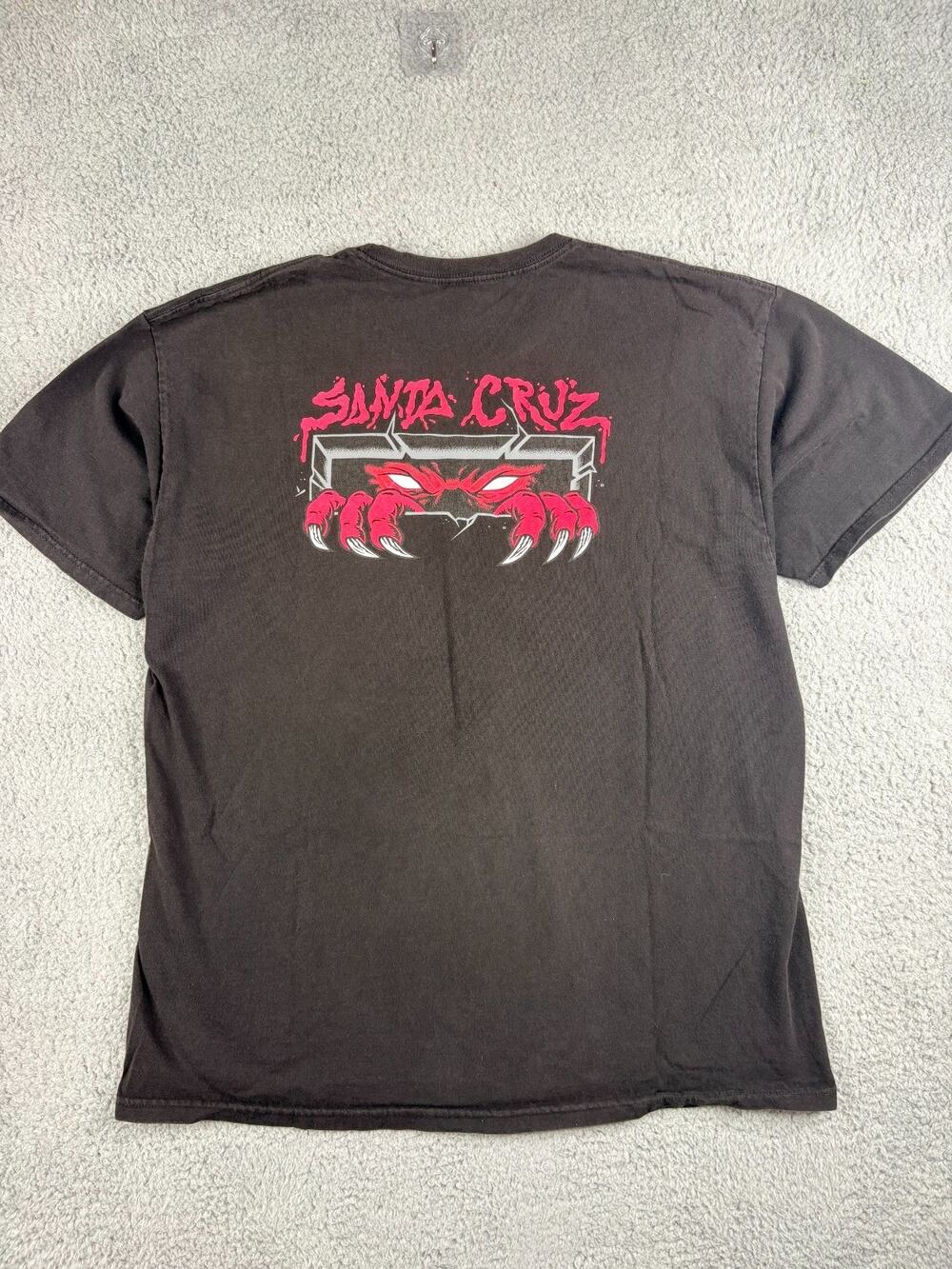 Santa Cruz T-Shirt Men's Size XL Black Monster Claws Eyes Graphic Shorts Sleeves